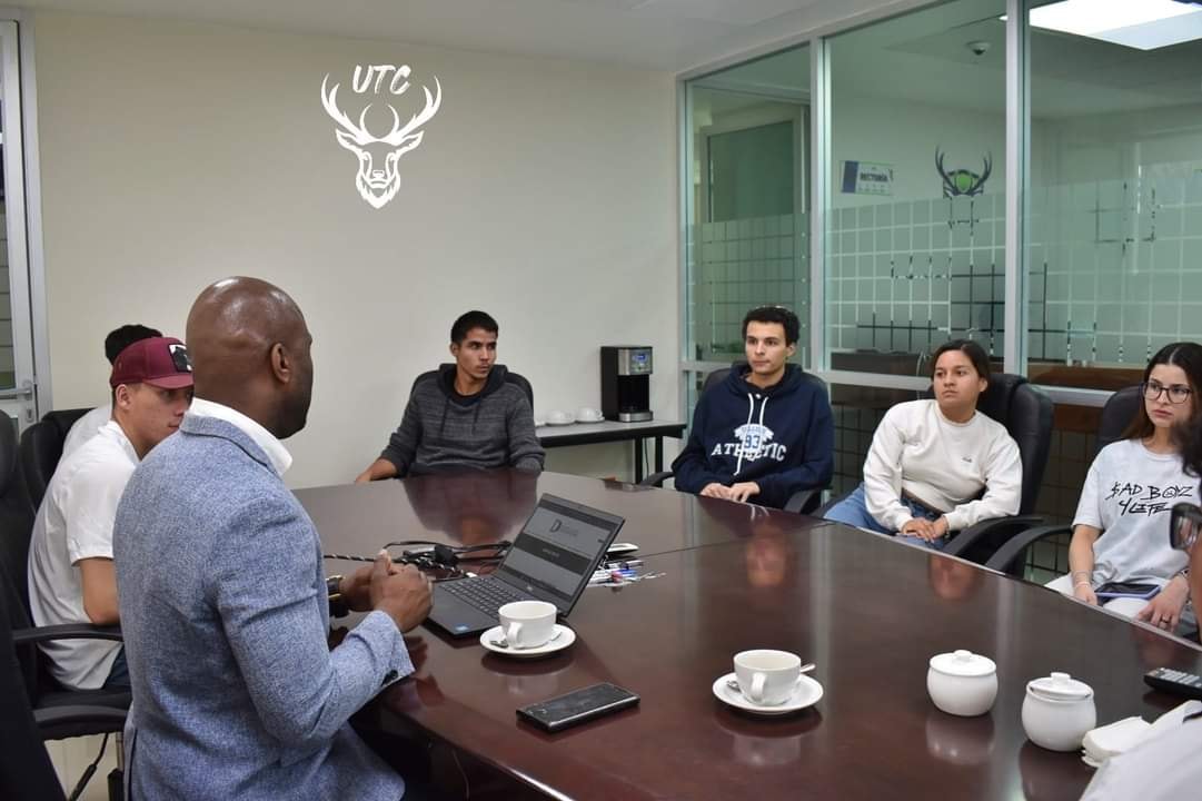 D'Andre Lampkin mentoring young adults at a UTC leadership roundtable